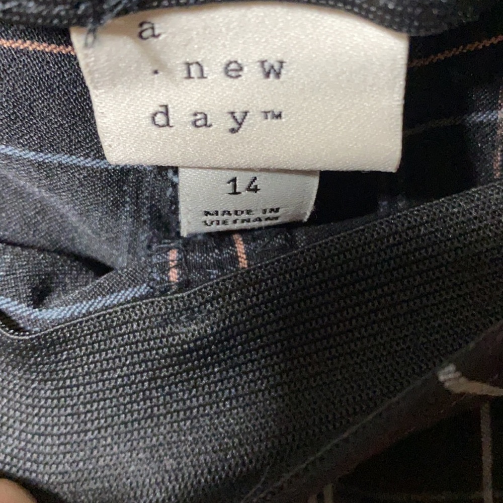 Dress pants - Picture 3 of 4
